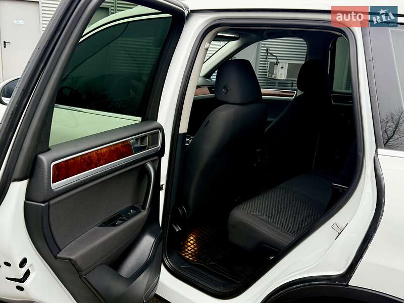 Внедорожник / Кроссовер Volkswagen Touareg 2014 в Киеве