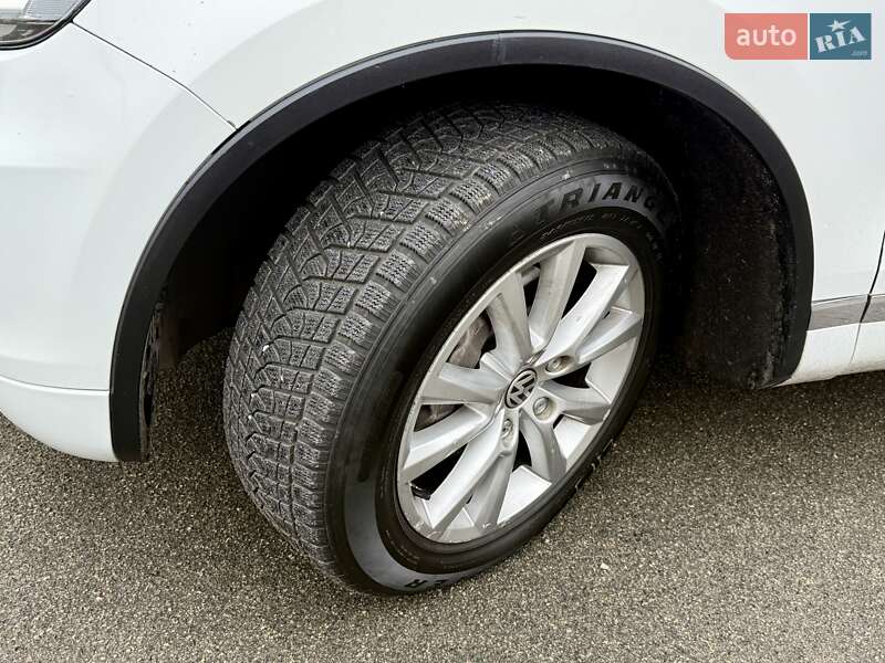 Внедорожник / Кроссовер Volkswagen Touareg 2014 в Киеве