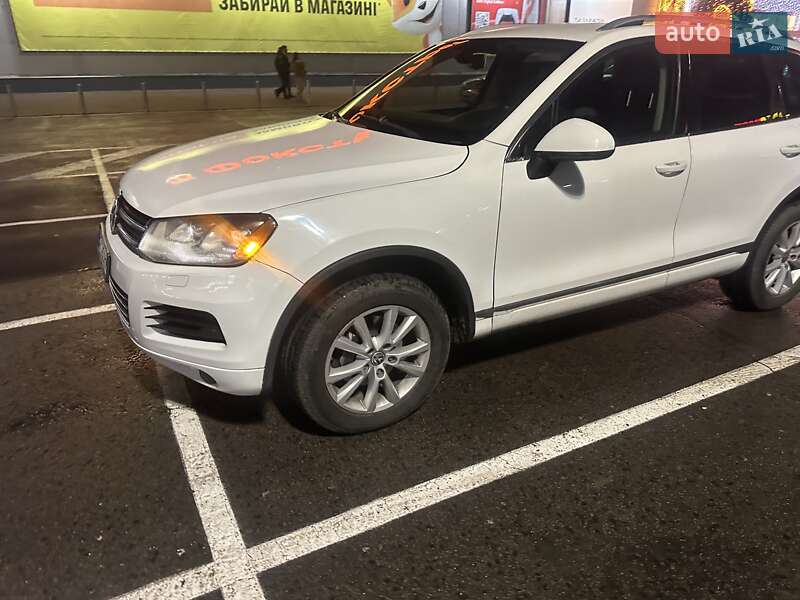 Внедорожник / Кроссовер Volkswagen Touareg 2014 в Ровно