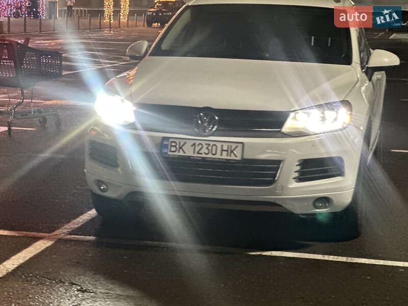 Внедорожник / Кроссовер Volkswagen Touareg 2014 в Ровно