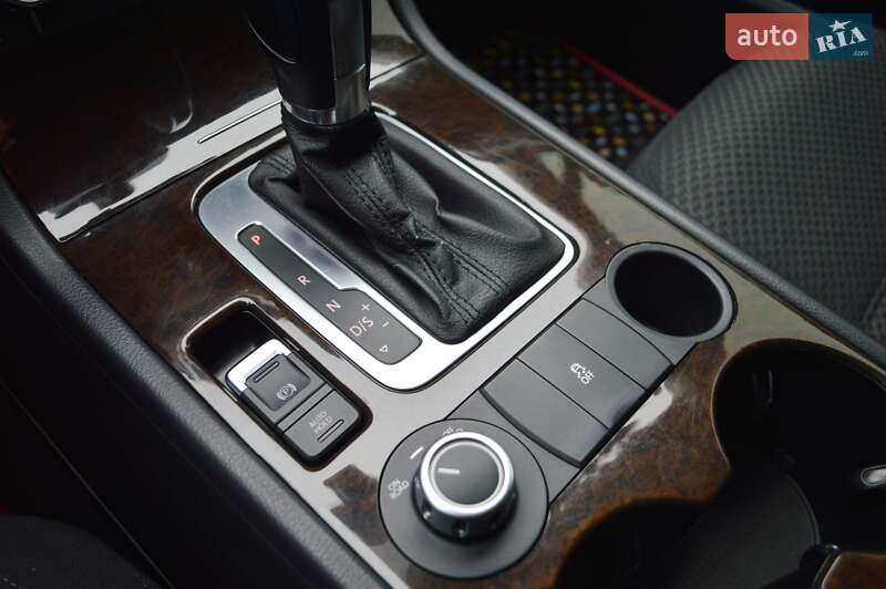 Позашляховик / Кросовер Volkswagen Touareg 2013 в Одесі