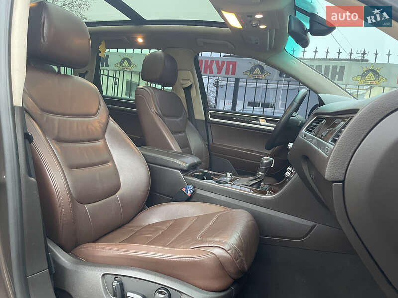 Внедорожник / Кроссовер Volkswagen Touareg 2014 в Николаеве