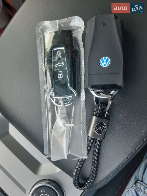 Внедорожник / Кроссовер Volkswagen Touareg 2018 в Киеве