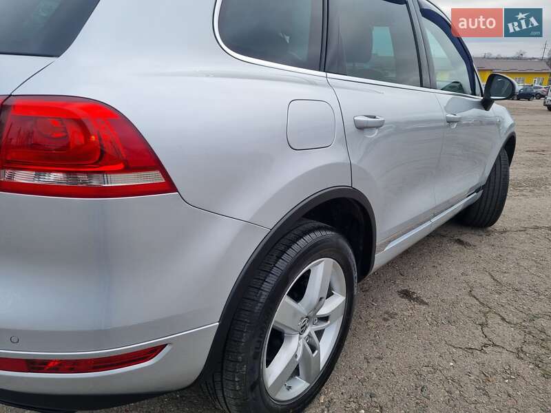 Внедорожник / Кроссовер Volkswagen Touareg 2012 в Ровно