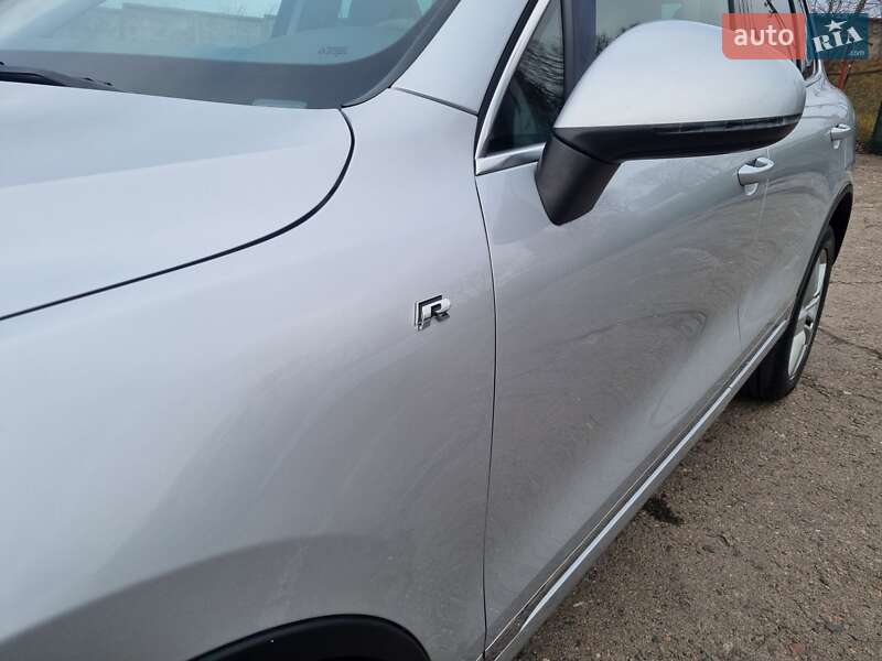 Внедорожник / Кроссовер Volkswagen Touareg 2012 в Ровно