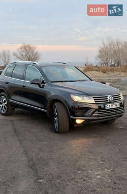 Внедорожник / Кроссовер Volkswagen Touareg 2015 в Черкассах