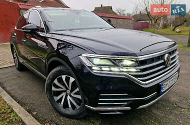 Позашляховик / Кросовер Volkswagen Touareg 2018 в Ромнах