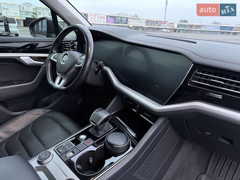 Позашляховик / Кросовер Volkswagen Touareg 2018 в Чернівцях