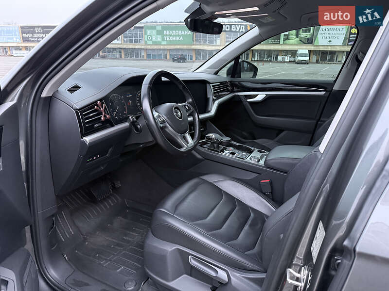 Позашляховик / Кросовер Volkswagen Touareg 2018 в Чернівцях