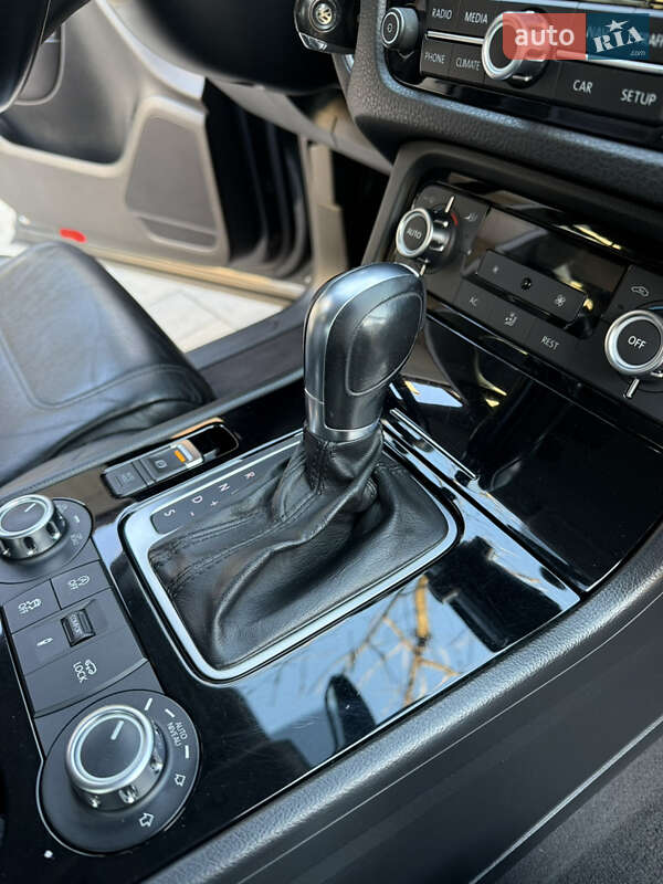 Позашляховик / Кросовер Volkswagen Touareg 2011 в Кам'янець-Подільському