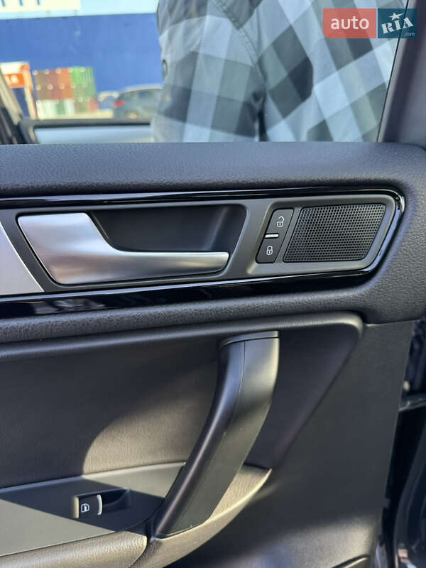 Позашляховик / Кросовер Volkswagen Touareg 2011 в Кам'янець-Подільському