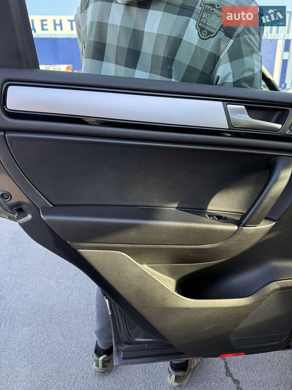 Позашляховик / Кросовер Volkswagen Touareg 2011 в Кам'янець-Подільському