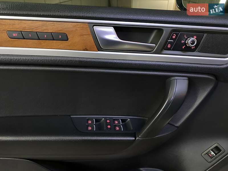 Внедорожник / Кроссовер Volkswagen Touareg 2011 в Умани