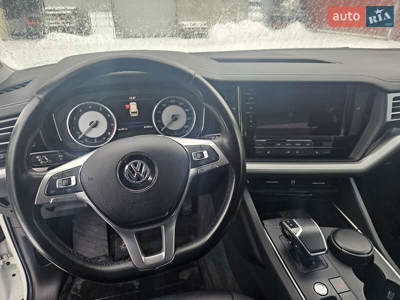 Позашляховик / Кросовер Volkswagen Touareg 2019 в Полтаві
