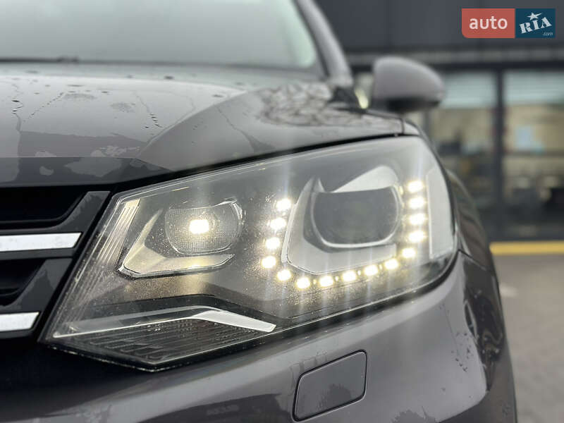 Внедорожник / Кроссовер Volkswagen Touareg 2011 в Владимире