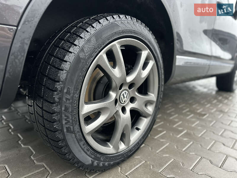 Внедорожник / Кроссовер Volkswagen Touareg 2011 в Владимире