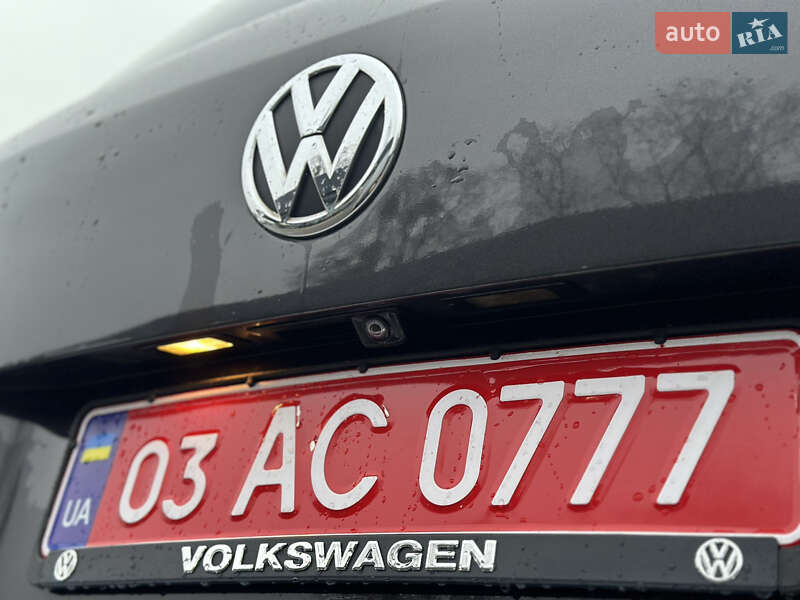 Внедорожник / Кроссовер Volkswagen Touareg 2011 в Владимире