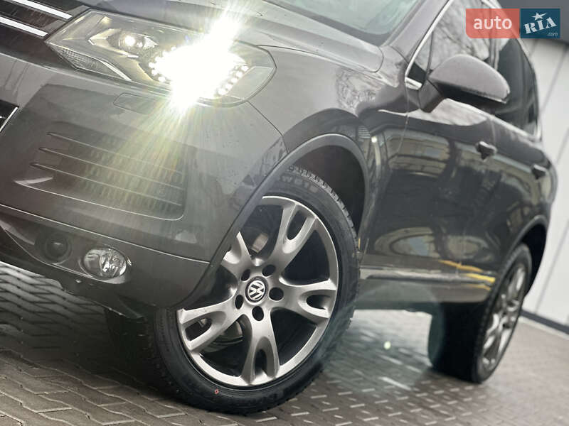 Внедорожник / Кроссовер Volkswagen Touareg 2011 в Владимире