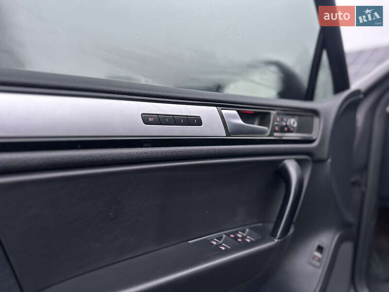 Внедорожник / Кроссовер Volkswagen Touareg 2011 в Владимире