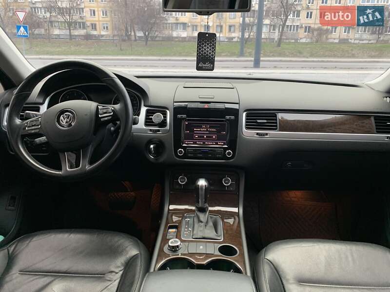 Внедорожник / Кроссовер Volkswagen Touareg 2012 в Днепре