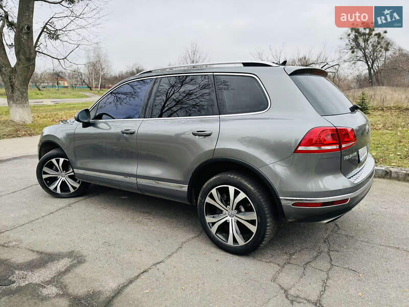 Внедорожник / Кроссовер Volkswagen Touareg 2016 в Ромнах