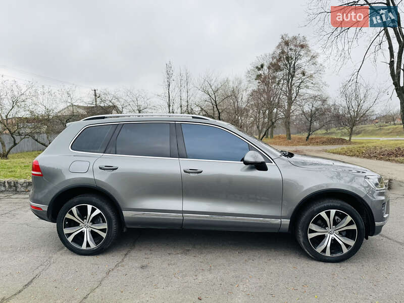 Внедорожник / Кроссовер Volkswagen Touareg 2016 в Ромнах