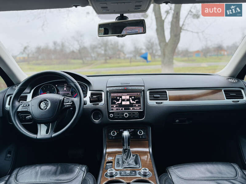 Внедорожник / Кроссовер Volkswagen Touareg 2016 в Ромнах