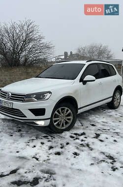 Внедорожник / Кроссовер Volkswagen Touareg 2016 в Николаеве