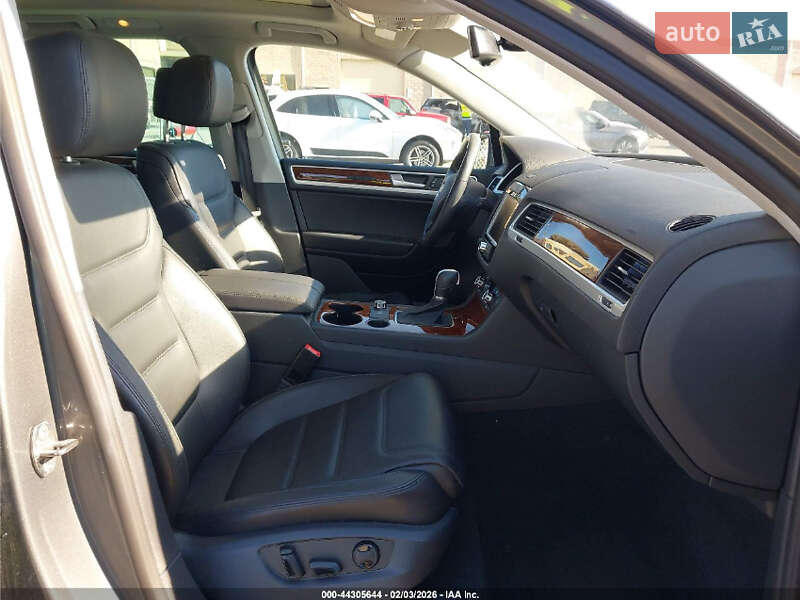 Внедорожник / Кроссовер Volkswagen Touareg 2014 в Ровно