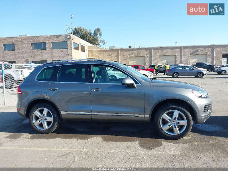 Внедорожник / Кроссовер Volkswagen Touareg 2014 в Ровно