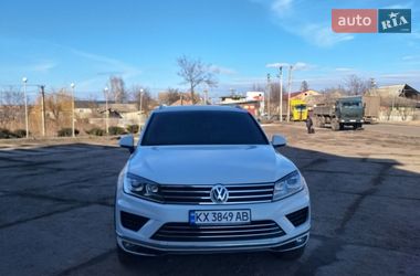 Позашляховик / Кросовер Volkswagen Touareg 2015 в Харкові