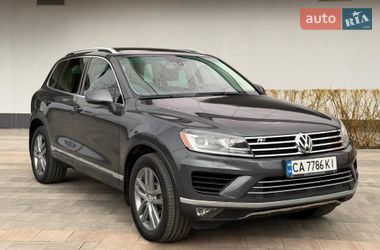 Внедорожник / Кроссовер Volkswagen Touareg 2015 в Киеве