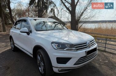 Позашляховик / Кросовер Volkswagen Touareg 2015 в Житомирі