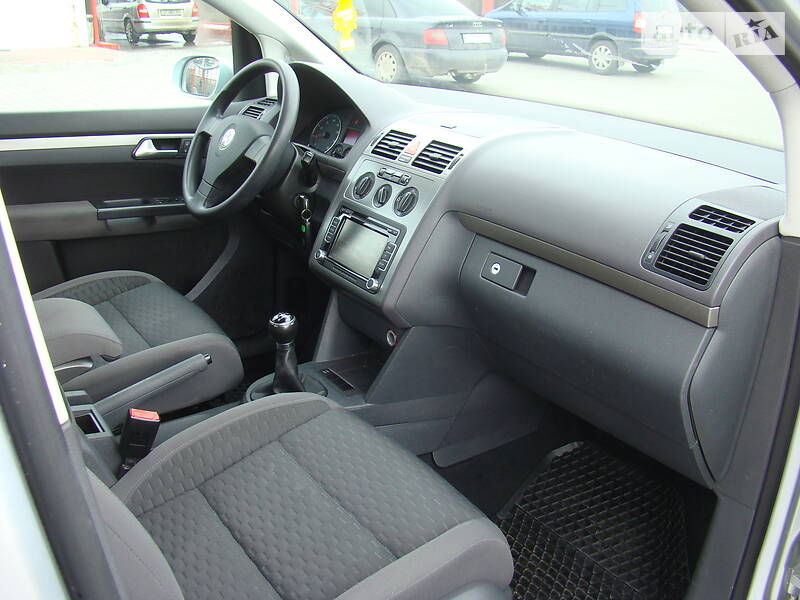 Мінівен Volkswagen Touran 2008 в Луцьку