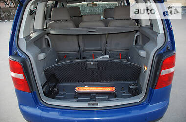 Седан Volkswagen Touran 2003 в 