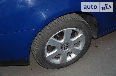 Седан Volkswagen Touran 2003 в 