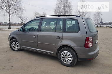 Мінівен Volkswagen Touran 2009 в  фото 10 Мінівен Volkswagen Touran 2009 в