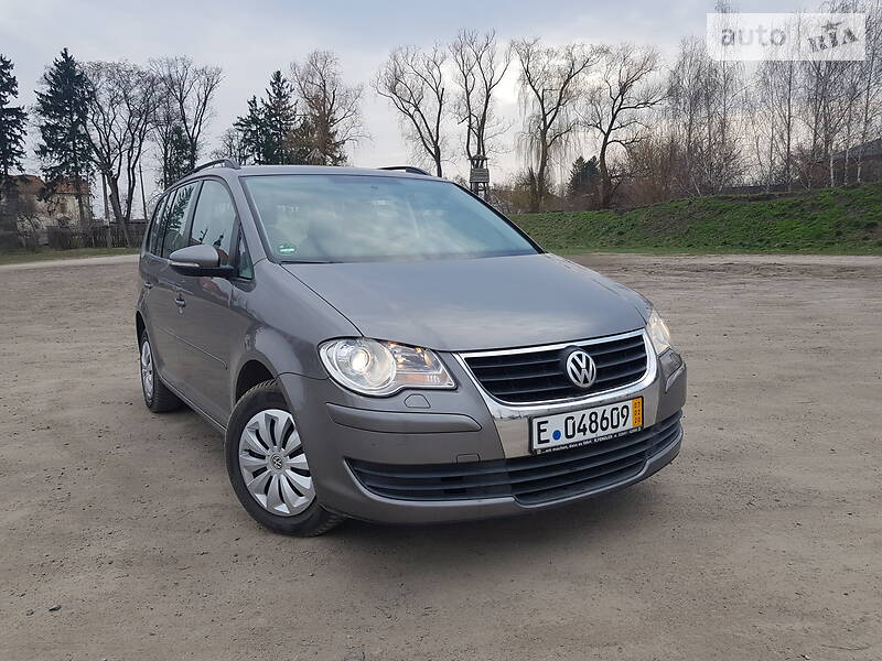 Мінівен Volkswagen Touran 2009 в  фото Мінівен Volkswagen Touran 2009 в