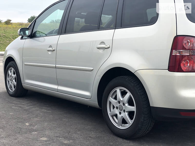Мінівен Volkswagen Touran 2008 в Рівному