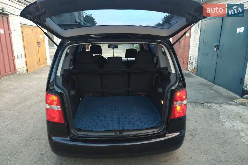 Мінівен Volkswagen Touran 2006 в Луцьку