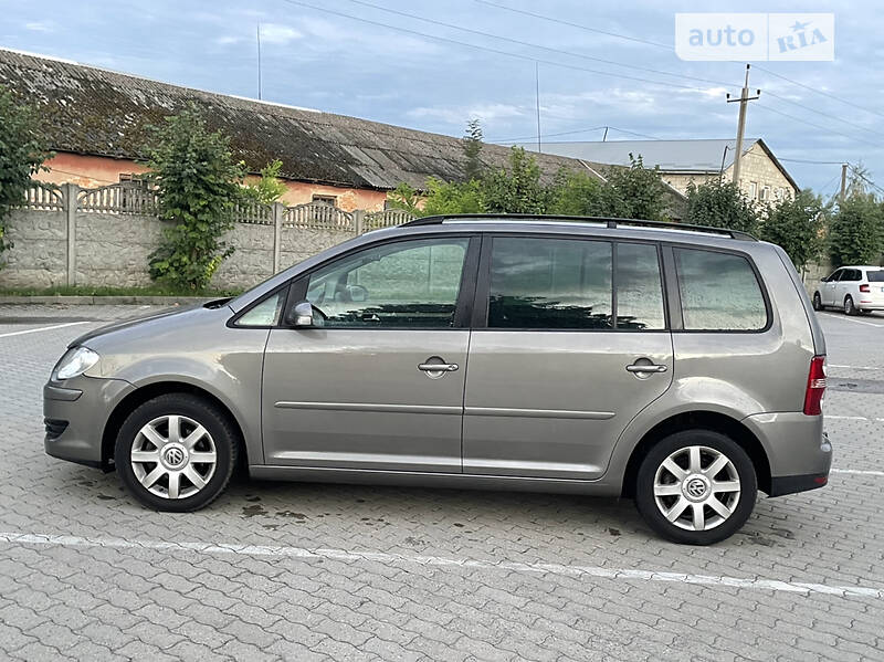 Минивэн Volkswagen Touran 2007 в Городке