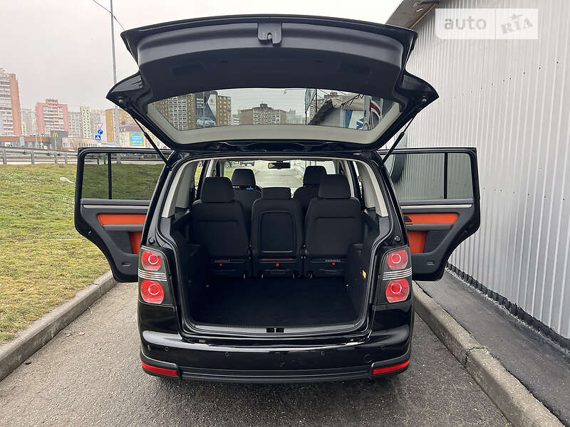 Минивэн Volkswagen Touran 2008 в Киеве