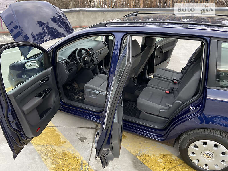 Минивэн Volkswagen Touran 2006 в Киеве