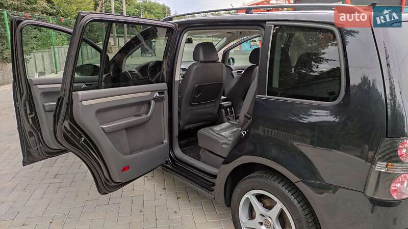 Минивэн Volkswagen Touran 2010 в Житомире