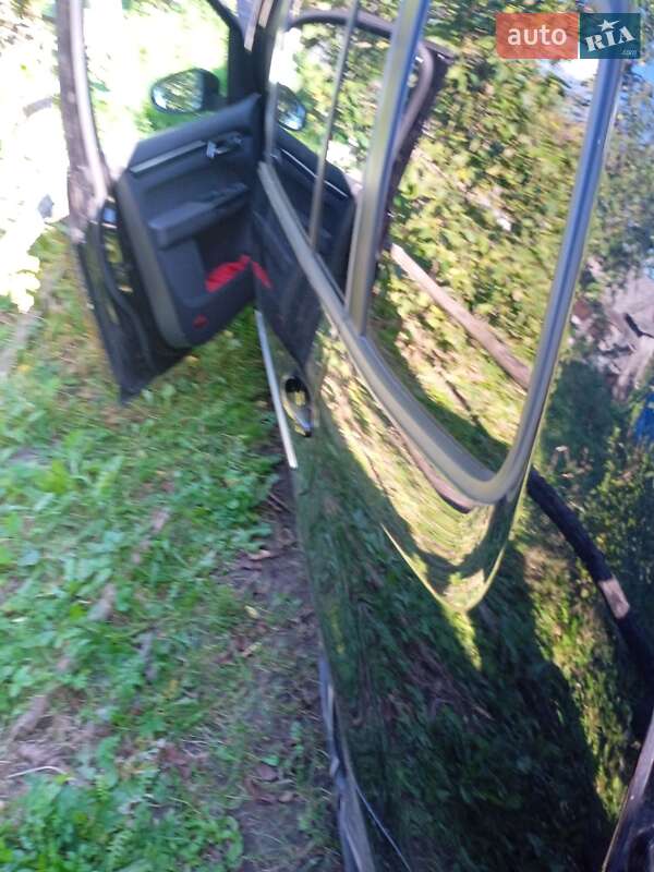 Микровэн Volkswagen Touran 2011 в Нововолынске