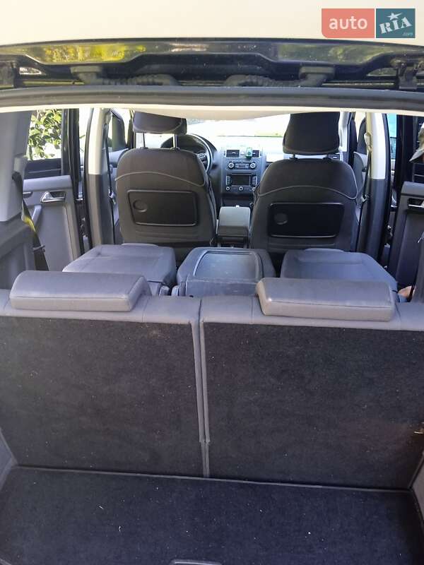 Микровэн Volkswagen Touran 2011 в Нововолынске