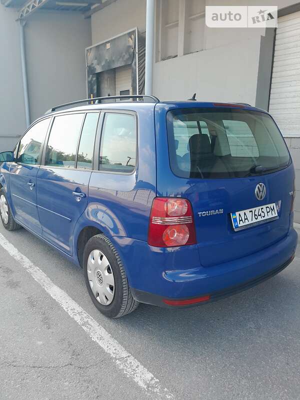 Минивэн Volkswagen Touran 2008 в Киеве