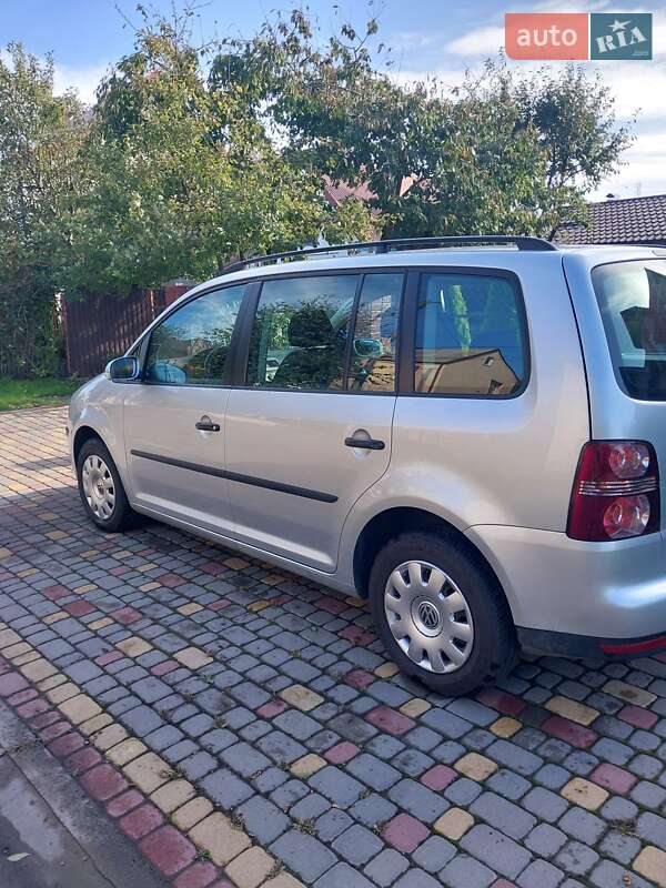 Минивэн Volkswagen Touran 2008 в Нововолынске