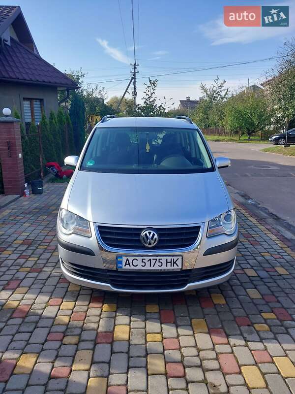 Минивэн Volkswagen Touran 2008 в Нововолынске
