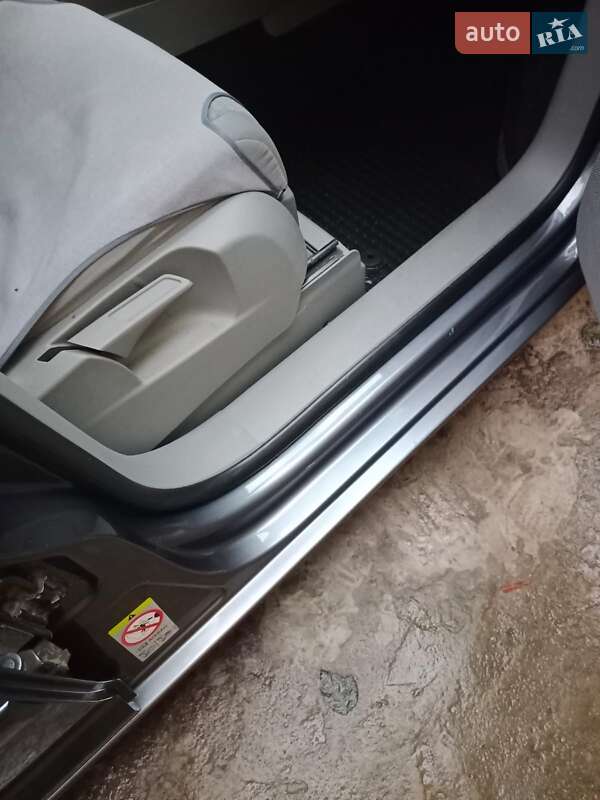 Минивэн Volkswagen Touran 2006 в Днепре